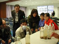 ペットボトルによる液状化実験の様子