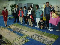 二期空港島展望施設で説明を受ける