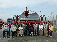 空港消防隊見学 化学消防車の前で:4班