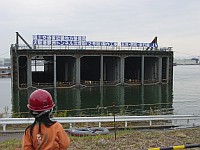 5000トンの沈埋函が浮いています