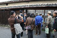 最初の見学先は湯浅町の伝統的建造物群保存地区。語り部さんのガイド付きで町内を散策。