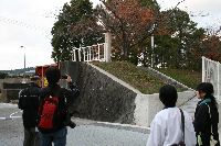 バスの駐車場へ向かう途中、濱口梧陵が私財を投じた広村堤防を見学しました。安政年間に構築された堤防が、ちゃんと現在でも供用されていました。