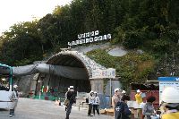 いよいよ、本日のメインイベント、長峰トンネルの工事現場に到着。
