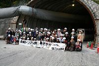 まずは、トンネル抗口で記念撮影。
