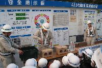 工事の概要説明の後、トンネルの断面がなぜ丸い(アーチ形状)のかを、実験を交えて説明してもらいました。