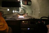 途中までは、バスに乗車してトンネルの奥へ向かいました。