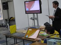 斜面の表面付近は、土砂や割れ目の多い岩となっている。ある程度急な斜面では、土砂や割れ目の多い岩は崩れてしまいます。
