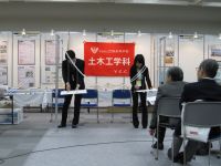 ロープに取り付けている糸に結びつけたクリップで、ダンボール板をはさんみます。