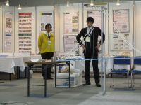 ダンボール板の上にプラレールをつないで、おもちゃの列車を走行させます。