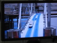 おもちゃの列車が走行している部分がたわみ、走行とともにそのたわみが移動します。