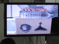 その圧力を、土圧といい、力に抵抗するのに最も適した形がアーチ型(半円形)です。