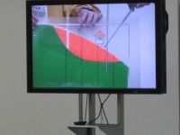 抑止杭に見立てた棒を差し込みます。斜面の下部に抑止杭を施工することにより、すべりに対する抵抗力を補強します。水が斜面の内部に溜まってもすべりません。