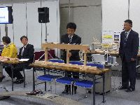 PC橋の模型では、PC鋼材をモデル化したゴムを引っ張ると(プレストレス)、荷重がかかってもたわみが少なくなります。