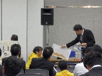 地層のモデル化について積木を使います。地震が発生すると斜面崩壊が起こります。