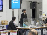 地形にみなしたジオラマと雨にみなしたタピオカ粉を使います。雨が降る場所によって川の様子が変化します。