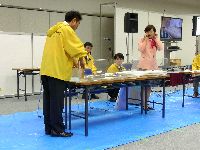 細長い水槽と陸地の模型を使って、普段の波と津波を比較すると波の動きの違いが分かります。