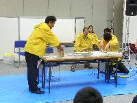 堤防の模型を使って、堤防がある場合、一部が開いている場合を比較すると、水門の役割が分かります。