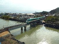 那智川橋梁復旧工事の完成（運転再開時の様子）